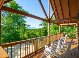 Scenic Seclusion w Hot Tub View PuttPutt More