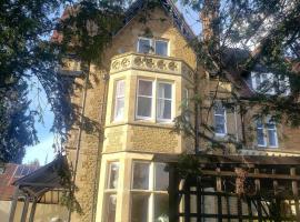 Lovely 3 Bedroom apartment, hotel sa Reigate