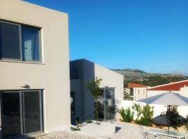 Stunning 2 bedroom private villa in Kastellos, Rethymno, hotel in Kástellos