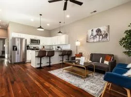 Historic CozySuites 4BR 2BA with modern touches!