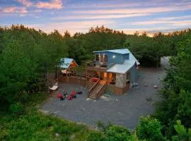 Lux Hochatown Cabin! 5 minutes to town-Hot Tub-Fire Pit-Game Room-Mtn Views