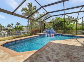 Gorgeous Canal Home with Gulf Access, Heated Pool - Waterfront Isle Villa - Roelens, casa o chalet en Punta Gorda