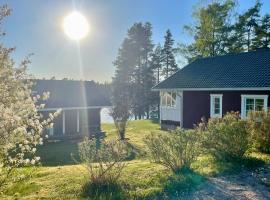 The Pintorp cabin by the lake, hotell i Mora