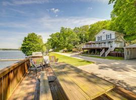 Big Pine Island Lake Cottage with Boat Dock and Kayaks, hotell med parkering i Belding