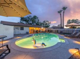 NEW Heated Pool Pet Friendly King Bed Cornhole Grill, cottage in Tempe
