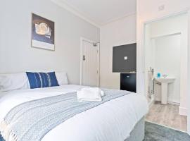 Suite #1 - Central Location - Private Ensuite, Smart TV, Fast Wifi by Yoko Property, hotel i Redcar