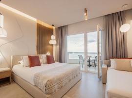 Anna Beach Suites，利邁納里亞的有停車位的飯店