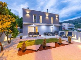 Luxury Villa Entrata-Five Bedroom Villa with Jacuzzi, hotel in Mlini