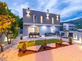 Luxury Villa Entrata-Five Bedroom Villa with Jacuzzi