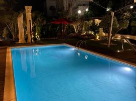 Magnifique villa avec piscine, hotell i Gammarth