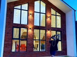 TauHouse, hotel em Saty