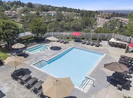 Luxury 3 BR, 3 Baths Huge Backyard, WFH, Smart Home, hotel u Anaheimu