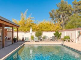 Stylish Mid-Century Oasis with Pool, hotel din Tucson