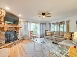 Spacious Rustic Helen Abode about half Mi From Tubing!