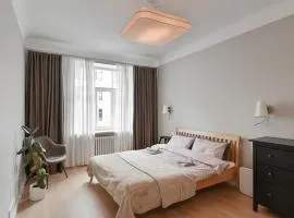 Modern 2-bdrm Centre apartment
