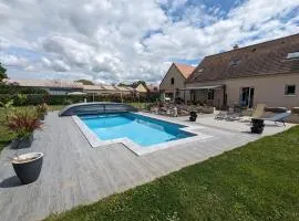 Titre proposé : Gîte familial avec piscine chauffée, jardin et jeux pour enfants à l'orée de la forêt d'Orléans - FR-1-590-432