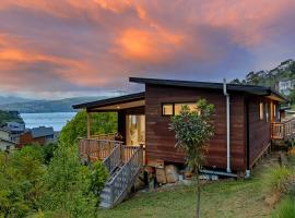 Sun Sea and Panoramic Views in a New Build Home, hotel en  Lyttelton