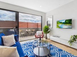 Boutique apartment in quiet, sought-after suburb, hotel in Carnegie
