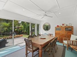 Immaculate Beachside Home with Fireplace and Patio, hotel en Bateau Bay