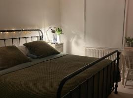 3 Bed Home Sleeps 6 Free parking, hotel in Portslade