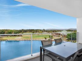 Lakeside Family Oasis with Pool, Gym and Balcony, íbúð í Gold Coast