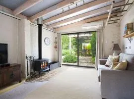 Little Haven Leura Cottage with Spa Bath and BBQ