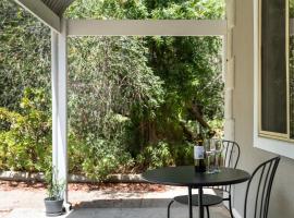 Trail Side Cottage, haustierfreundliches Hotel in Clare