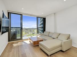 Modern 1-Bed Apartment With Parking, Pool and Gym, khách sạn gần Royal Australian Mint, Phillip