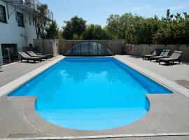 Pembrokeshire Near The Beach With A Heated Pool, vacation rental in Pembroke