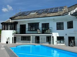 Pembrokeshire Near The Beach With A Heated Pool, khách sạn ở Pembroke