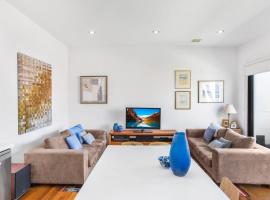 2-Bed Apartment with Parking & Balcony Near Trains, semesterboende i Yarraville