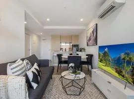 Chic 1-Bed with Parking, Gym, Pool & City Views