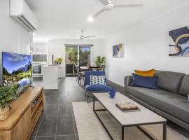 Charming 3-Bed House with Patio near Sport Stadium, sumarhús í Brisbane