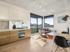 Comfy 2-Bed Balcony Unit near Iconic Chapel St