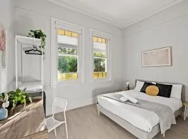 Lovely Double Room - Nearby Transport & Shops - Shared Bathroom