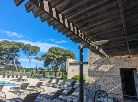 Nouvelle location dans somptueux golf avec piscine, terrains de tennis - situation ++ pour découvrir la Provence, lággjaldahótel í Saumane-de-Vaucluse