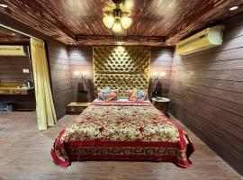 HOTEL SHAILLY INN، فندق في Vastrapur، أحمد آباد