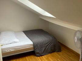 Chambre cosy, hotel with parking in Osny