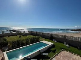 Oasis en la playa: piscina y relax