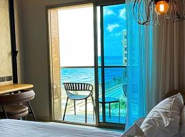 Suite on the beach, hotell i nærheten av Carmel-stranden i Haifa
