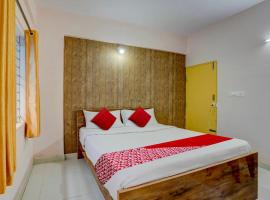 OYO Flagship Hotel VBH Inn: Kammasandra şehrinde bir otel