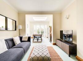 GuestReady - Big 4BR by Horsenden Hill Park, hotel v destinaci Brent