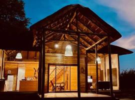 King Bed Hippo Lagoon Off Grid, hotel a Maun