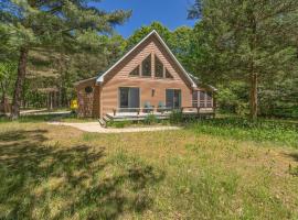 Nature lovers delight, private hot tub and a short walk to Lake MI – hotel w mieście Fennville