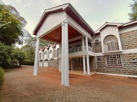 6 Bedroom Villa-Karen, sumarbústaður í Nairobi