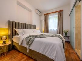Yellow house with private parking, hotel ve Splitu