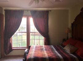 2nd floor guest room with attached bath, B&B in Milford