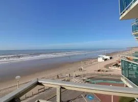 Annonce professionnelle. Grand appartement face mer au 4ème étage, 3 chambres, avec WIFI