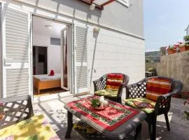 One bedroom apartement at Dubrovnik 600 m away from the beach with furnished terrace and wifi