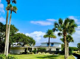 The Spacious Beach House within 5-minutes walk to Ponte Vedra Beach, close Mayo Clinic, and TPC Sawgrass, cottage in Ponte Vedra Beach